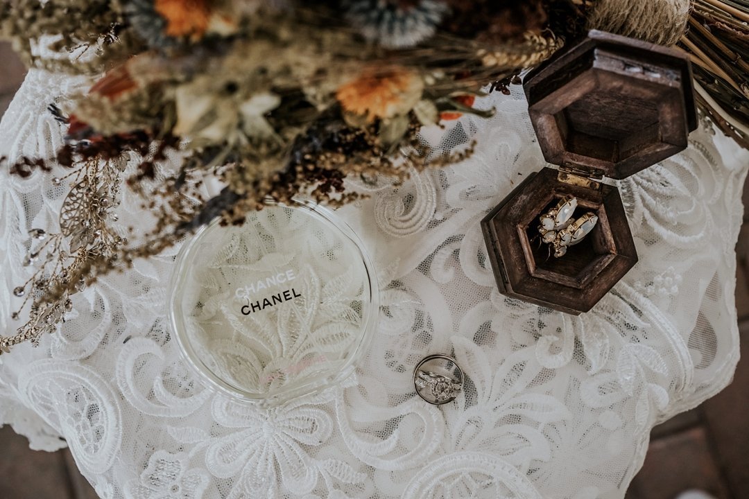 A vintage elegant wedding at Keel and Curly Winery in Plant City by Tampa wedding photographer Tami Keehn.