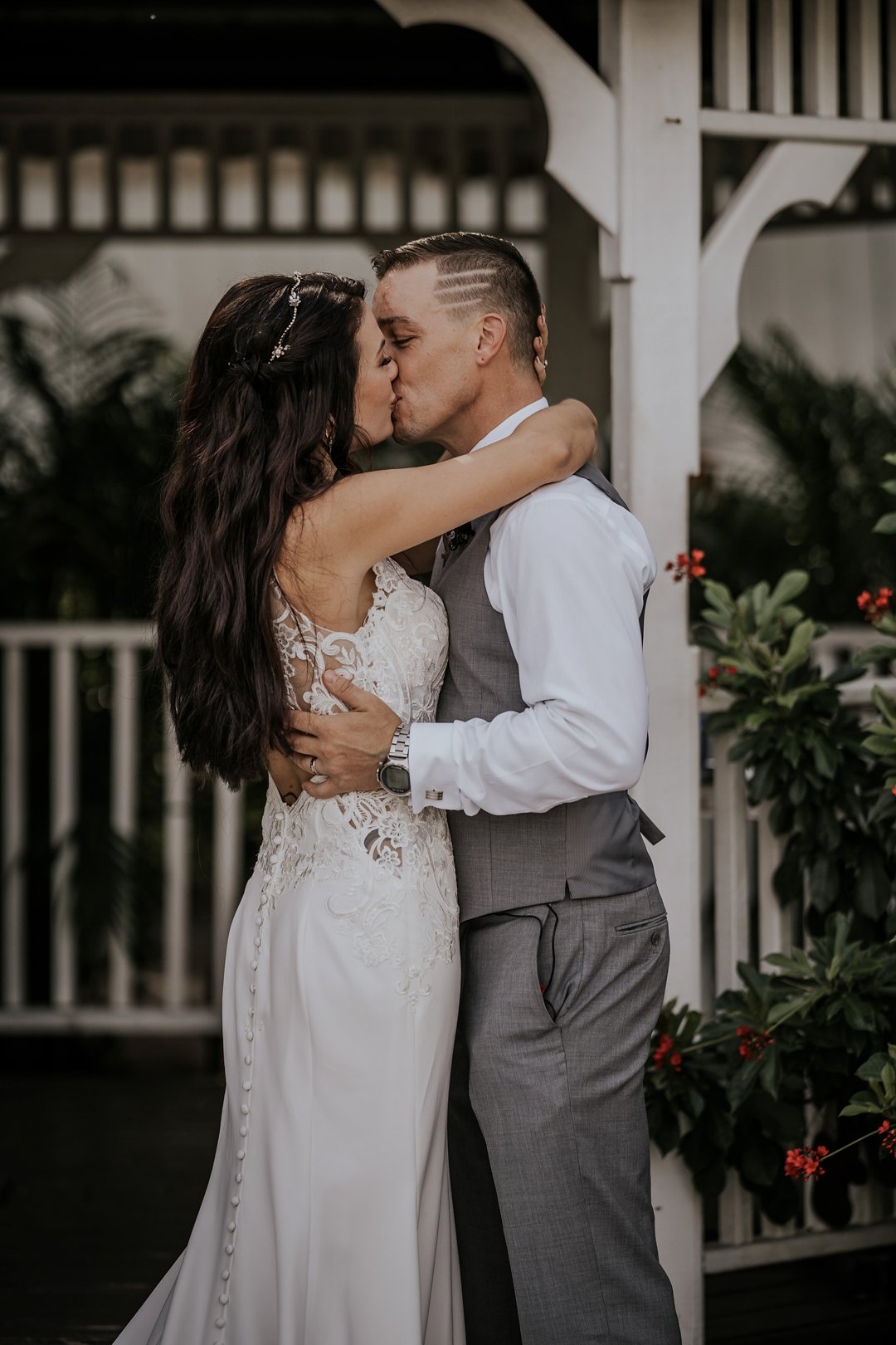 A vintage elegant elopement at Keel and Curly Winery in Plant City by Tampa wedding photographer Tami Keehn.