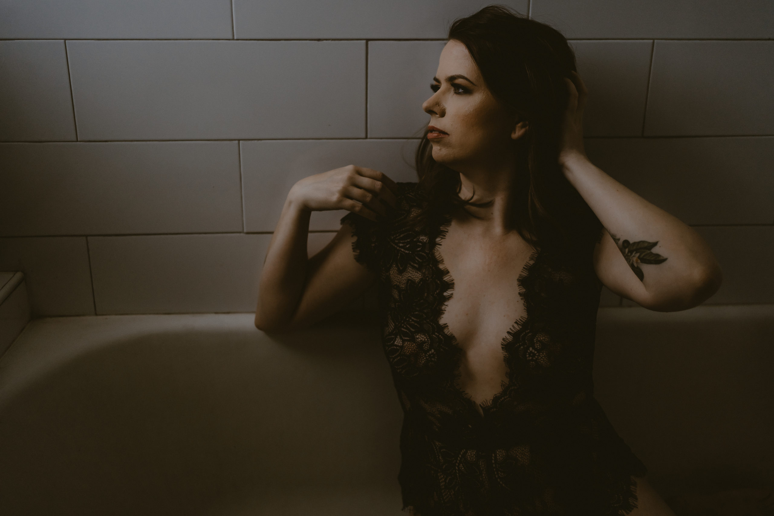 A sexy + classy st petersburg boudoir session with the best photographer Tami Keehn.