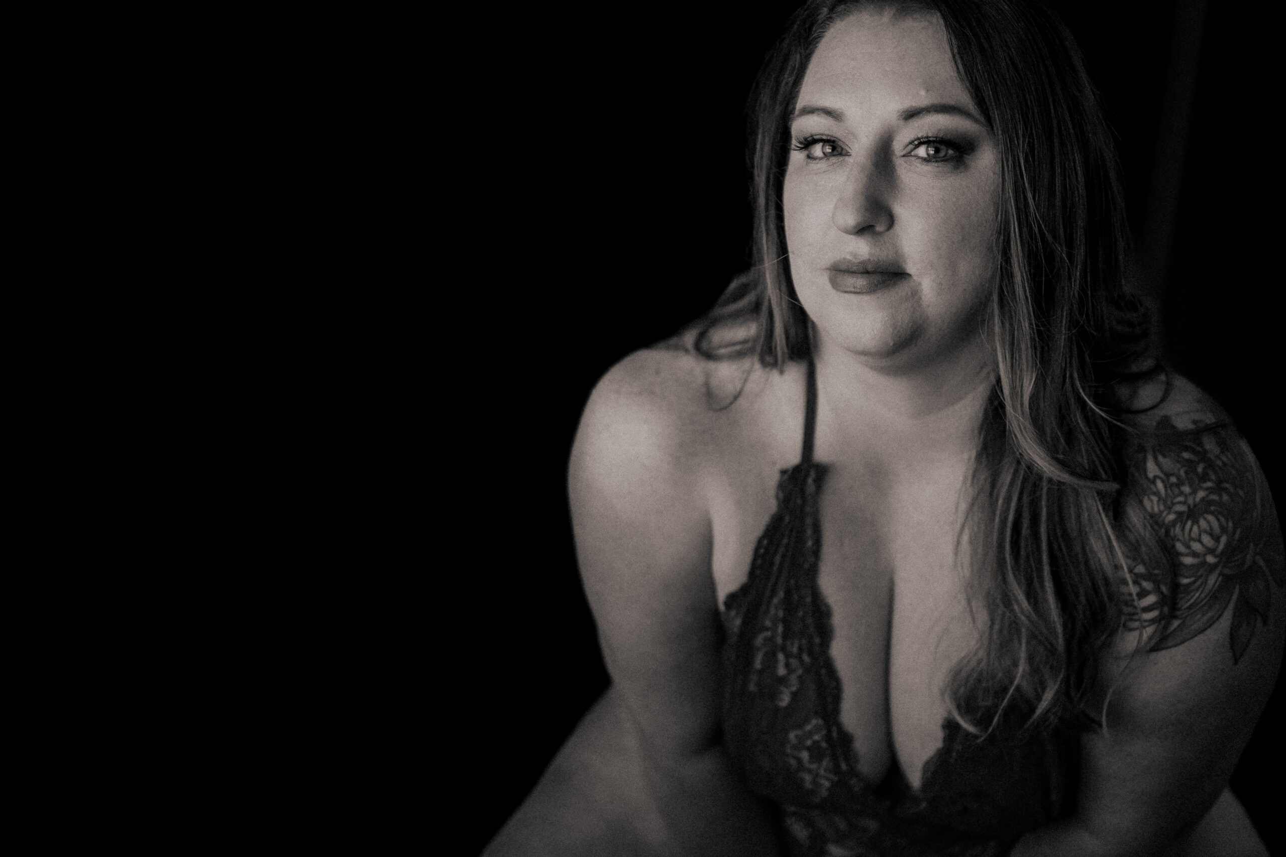 Beautiful curvy woman poses for a boudoir shoot with St Petersburg FL photographer Tami Keehn